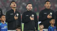 Para pemain starting XI Timnas Indonesia (dari kiri) Marselino Ferdinan, Calvin Verdonk dan Rizky Ridho berbaris menyanyikan lagu kebangsaan Indonesia Raya sebelum dimulainya pada menghadapi Filipna pada laga terakhir Grup F putaran kedua kualifikasi Piala Dunia 2026 Zona Asia di Stadion Utama Gelora Bung Karno (SUGBK) Senayan, Jakarta, Selasa (11/6/2024). (Bola.com/M Iqbal Ichsan)