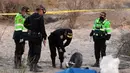 Polisi memeriksa puing-puing pesawat yang jatuh saat penerbangan wisata yang membawa turis di atas Garis Nazca di Peru, Sabtu, 1 Agustus 2026. (Foto AP/Genry Bautista)