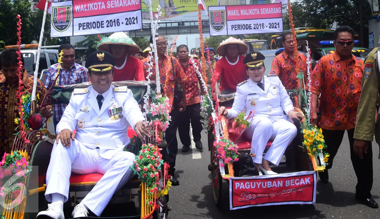 Senyum sumringah Hendar Prihadi dan Hevearita Gunaryanti saat di arak dengan becak usai pelantikan di Semarang , Rabu (17/2). 17 pasangan kepala daerah diambil sumpah jabatan masing-masing untuk daerah Jawa Tengah. (Liputan6.com/Gholib)