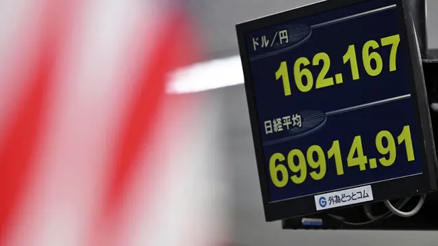 Papan elektronik menampilkan nilai tukar yen Jepang