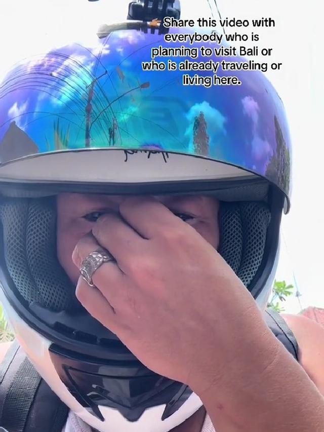Viral WNA Menangis Setelah Menyaksikan Kecelakaan di Bali, Sarankan Pengendara Motor Pakai Helm