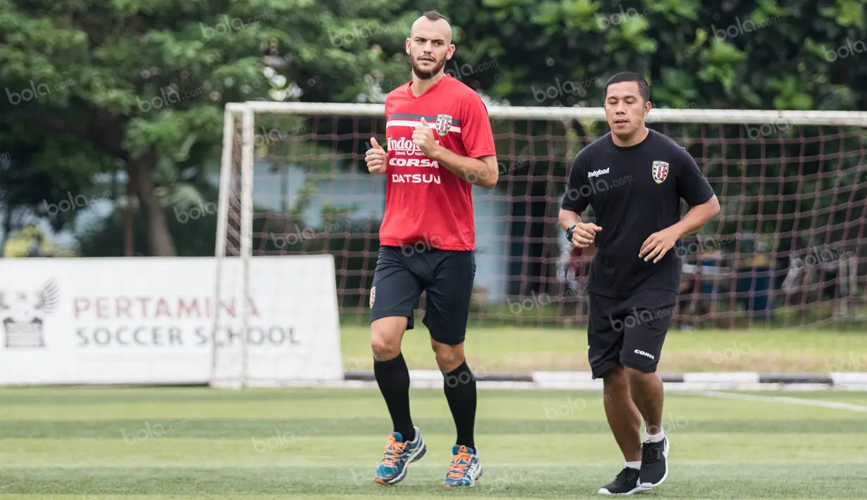 Bek Bali United, Kiko Insa, berlatih secara terpisah karena mengalami cedera. Latihan digelar di Lapangan Pertamina, Simprug, Jakarta, Rabu (6/4/2016). (Bola.com/Vitalis Yogi Trisna)