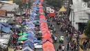 Suasana aktivitas jual beli pedagang kaki lima (PKL) di depan Stasiun Tanah Abang, Jakarta, Kamis (3/5). Diberikannya izin berjualan di kawasan tersebut menyebabkan fungsi trotoar dan jalan raya beralih fungsi. (Liputan6.com/Immanuel Antonius)