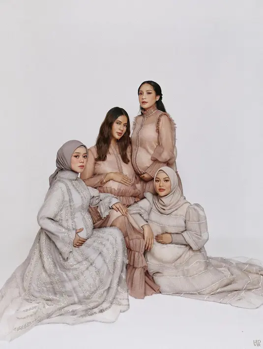 Potret maternity The Bumils bidikan kamera Leovir, dengan arahan styling Wanda Hara.