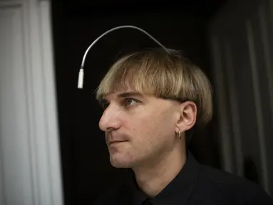 Artis cyborg Inggris-Irlandia kelahiran Spanyol dan aktivis transpesi Neil Harbisson, berpose di Mataro dekat Barcelona pada 23 September 2021. Neil Harbisson terkenal sebagai orang pertama di dunia yang memasang antena di tengkoraknya. (Josep LAGO / AFP)