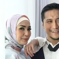 Usai berhijrah, Fenita Arie dan Arie Untung merasa seperti pengantin baru.