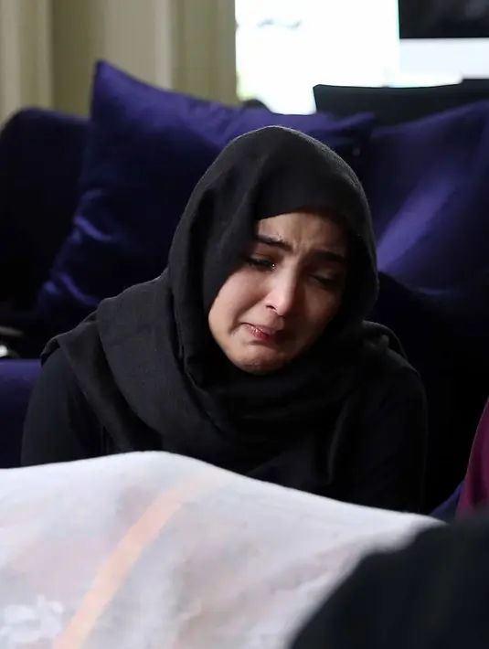 Beberapa kali terdengar, suara Ashanty memanggil mamanya yang sudah terbujur kaku dan dibalut kain putih. Tangisnya kembali pecah saat sang ibu akan di masukkan ke liang lahat. (Nurwahyunan/Bintang.com)