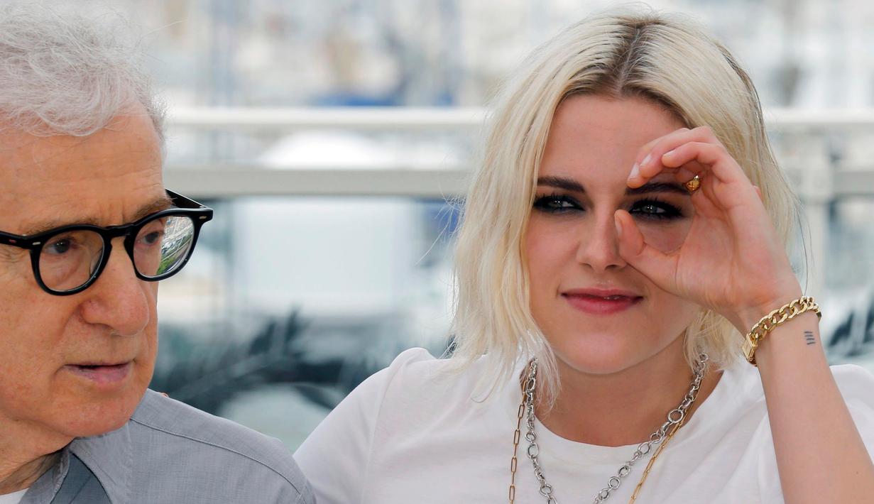 Artis Kristen Stewart bersama Direktur Woody Allen berpose selama sesi pemotretan untuk film "Cafe Society" sebelum pembukaan Festival Film Cannes ke-69 di Cannes, Prancis, 11 Mei 2016. (REUTERS / Regis Duvignau)