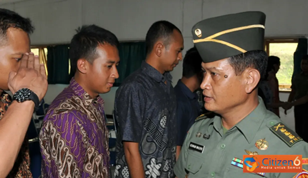 Citizen6, Bandung: Lewat Pemusatan Latihan Mahasiswa Beasiswa TNI, para Mahasiswa TNI siap mengikuti seleksi tingkat pusat calon PA PK TNI. Demikian amanat Aspers Panglima TNI di Pusdikif TNI AD, Cipatat Bandung, Jumat (29/6). (Pengirim: Badarudin Bakri)