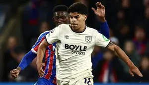 Gelandang West Ham United asal Portugal bernomor punggung 18, Mateus Fernandes, berlari membawa bola selama pertandingan Liga Inggris antara Crystal Palace dan West Ham United di Selhurst Park, London selatan, pada 20 April 2026. (Henry NICHOLLS/AFP)