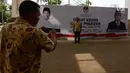 Seorang pria foto di depan baliho debat Capres kedua di Hotel Sultan, Jakarta, Jumat (15/2). KPU mengusung materi debat kedua Capres 2019 mengangkat tema energi, pangan, infrastruktur, sumber daya alam, dan lingkungan hidup. (Merdeka.com/Imam Buhori)