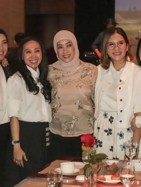 Saat kumpul keluarga, ipar Annisa Yudhoyono ini tampil dengan kerudung dan atasan baju warna coklat. Atasan dengan aksen bordiran pun dipadukan celana hitam panjang.  [@ruby_26]