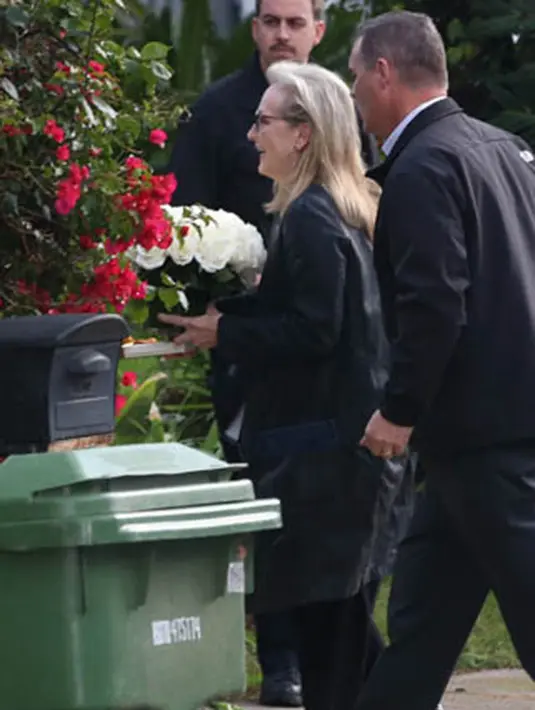 Hanya boleh disaksikan oleh pihak keluarga dan para sahabat, terlihat beberapa aktris dan aktor yang datang saat itu. Seperti Meryl Streep, Ed Begley, Gwyneth Paltrow, dan beberapa publik figure lainnya turut hadir. (doc.dailymail.com)