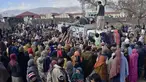 Orang-orang berdesak-desakan untuk membeli sekarung tepung terigu bersubsidi dari sebuah titik penjualan di Quetta, Pakistan, Kamis (12/1/2023). Orang-orang menderita akibat kenaikan harga tepung terigu di Pakistan baru-baru ini. (AP Photo/Arshad Butt)