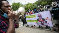 Massa Ikatan Mahasiswa Papua berorasi saat menggelar unjuk rasa di depan Kementerian Dalam Negeri, Jakarta, Rabu (24/2/2021). Dalam aksinya mereka mengutuk tindakan elite politik Papua yang mengatasnamakan rakyat Papua untuk mendukung Otonomi Khusus (Otsus). (Liputan6.com/Faizal Fanani)