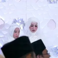 Seperti diketahui, bagi Bella, ini merupakan pernikahan pertamanya. Sedangkan bagi Engku, ini merupakan pernikahan keduanya. Sebelumnya, Emran pernah menikah dengan Erra Fazira. Pernikahannya dengan Erra pada 25 Oktober 2007. (Instagram/noradanish)