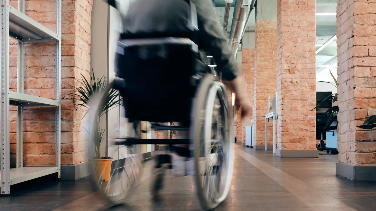 Ilustrasi aksesibilitas bagi penyandang disabilitas