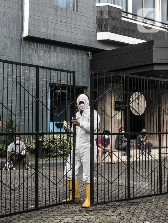 Petugas kemanan mengenakan baju hazmat saat menjaga aktivitas pasien di sebuah hotel kawasan Salemba, Jakarta, Senin (22/2/2021). Para pasien Covid-19 memilih hotel dengan alasan lebih nyaman dan privasi dibandingkan rumah sakit meskipun mengeluarkan biaya lebih.  (merdeka.com/Iqbal S. Nugroho)