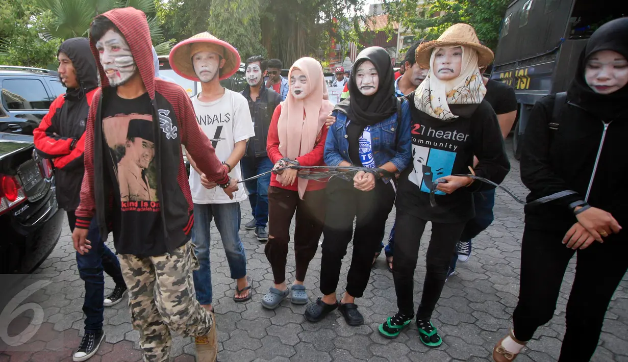 Sejumlah mahasiswa melakukan aksi teatrikal disekitar Gedung DPRD DIY, Yogyakarta, (19/2). Mahasiswa menolak pembangunan bandara Kulon Progo. .(Boy Harjanto)