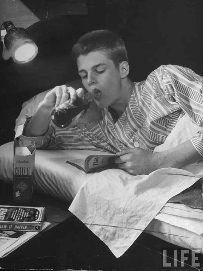 [Bintang] Tak Cuma Berpesta, Ini 12 Foto Aktivitas Para Cowok Amerika Tahun 1940-an