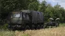 <p>Sebuah truk tentara Ukraina melaju ke lokasi sebelum menembaki posisi Rusia menggunakan howitzer M777 pasokan Amerika Serikat di wilayah Kharkiv, Ukraina, 14 Juli 2022. Invasi Rusia ke Ukraina telah memasuki hari ke-141. (AP Photo/Evgeniy Maloletka)</p>