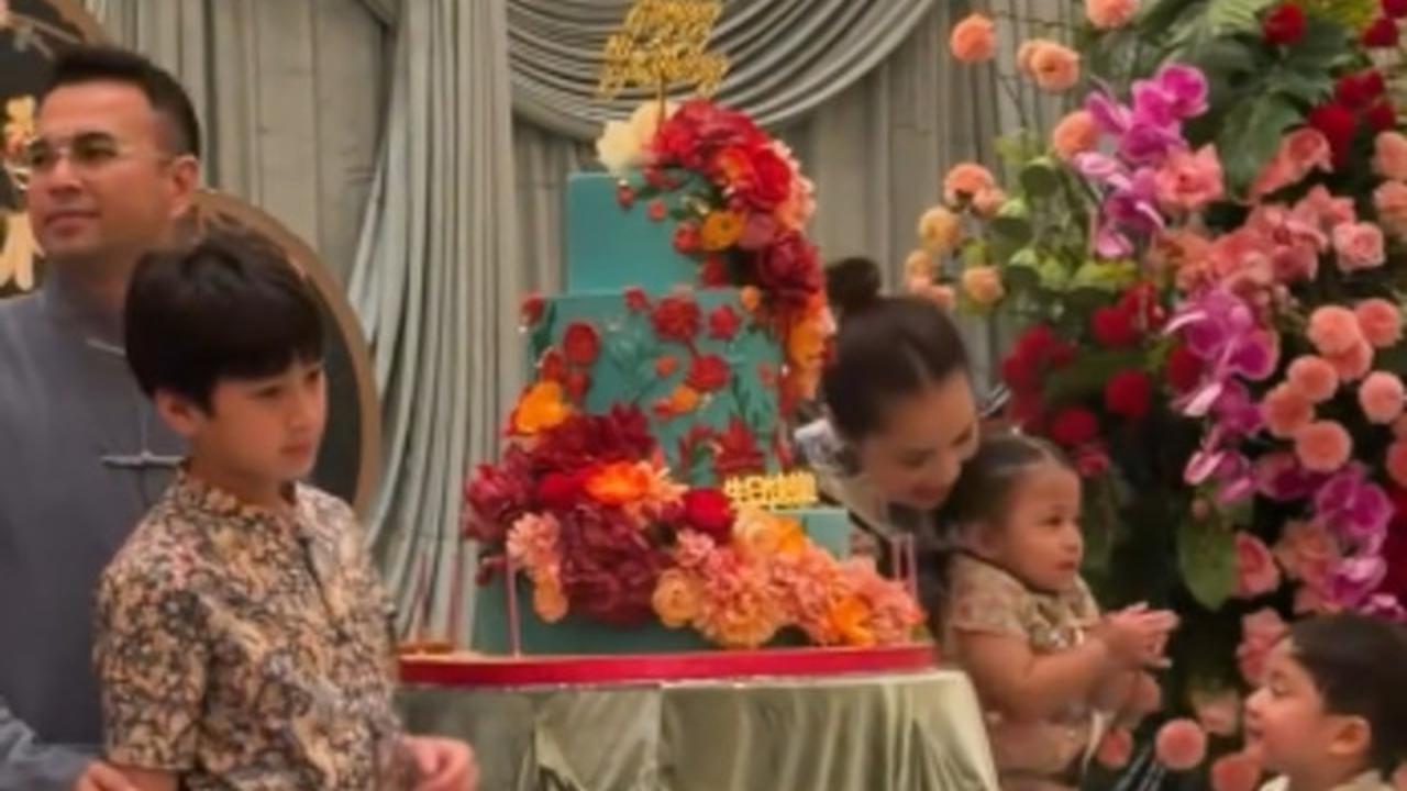 Potret Dekorasi Panggung Acara Ultah Raffi-Nagita yang Elegan dan Artistik