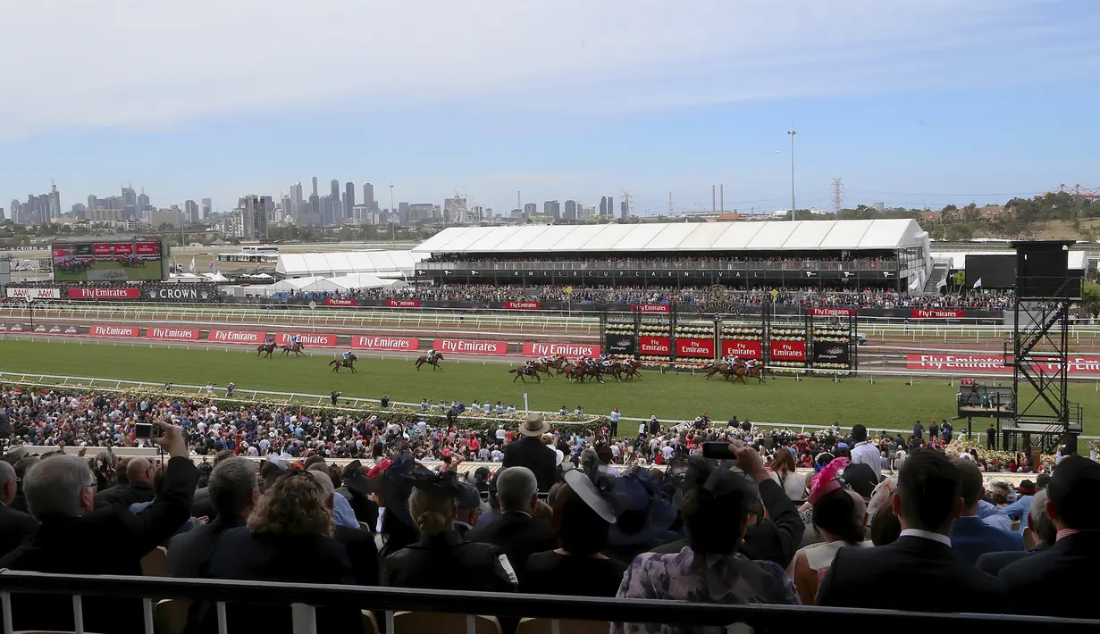 Suasana keseruan para penonton melihat pacuan kuda Melbourne Cup di Flemington Racecourse di Melbourne ,Australia, Selasa (3/11/2015). Peserta pacuan Michelle Payne dengan kudanya Prince of Penzance memenangkan lomba. (REUTERS/Hamish Blair)