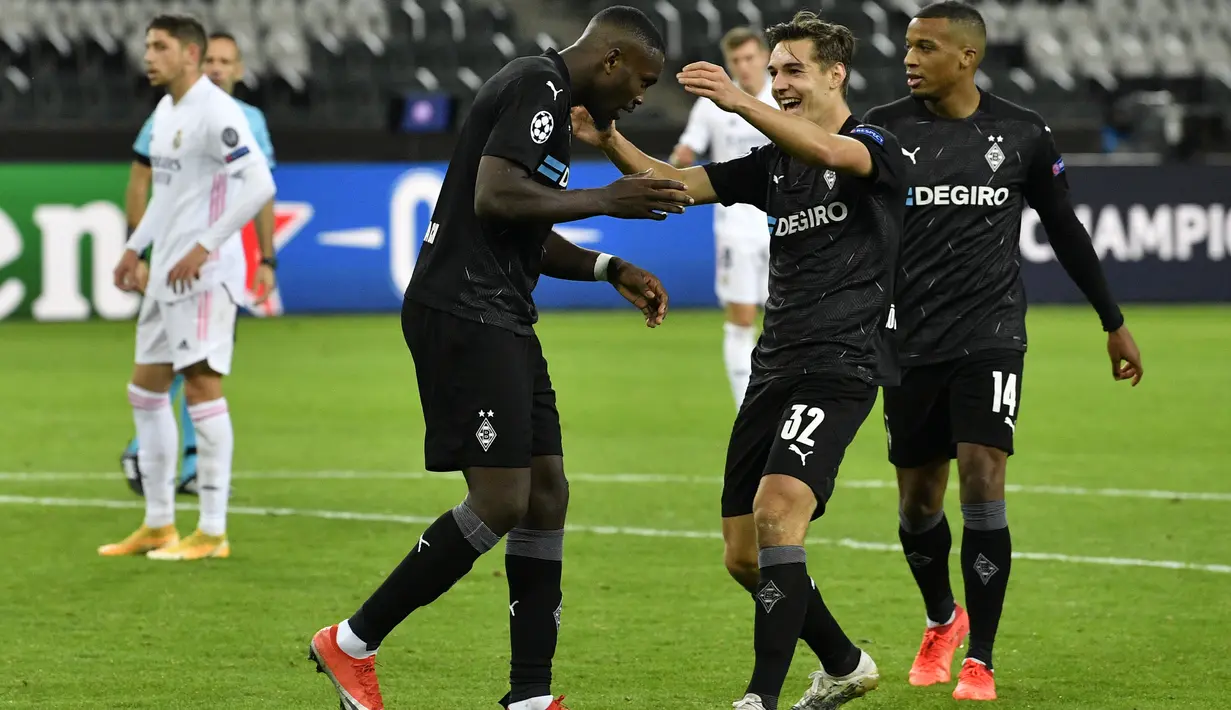 Pemain Borussia Monchengladbach, Marcus Thuram (kiri) berselebrasi dengan rekan-rekannya usai mencetak gol ke gawang Real Madrid pada pertandingan grup B Liga Champions di  Borussia Park, Jerman, Selasa (27/10/2020). Madrid bermain imbang 2-2 atas Monchengladbach. (AP Photo/Martin Meissner)