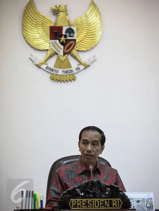Presiden Jokowi saat memimpin rapat terbatas di Kantor Presiden, Jakarta, Selasa (29/3/2016). Rapat membahas percepatan pembangunan Light Rail Transit (LRT) di Jabodetabek dan Palembang dalam rangka Asian Games ke-18. (Liputan6.com/Faizal Fanani)