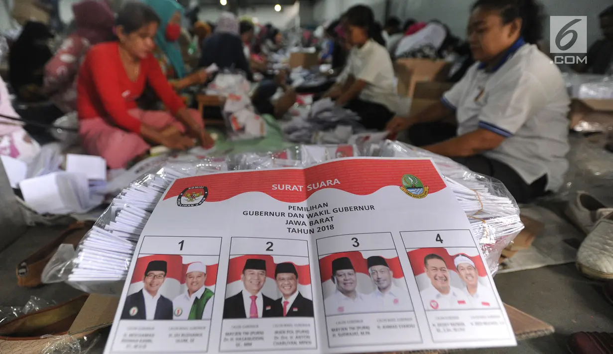 Surat suara pemilihan Gubernur dan Wakil  Gubernur Jawa Barat 2018 yang berada di gudang logistik KPU Kabupaten Bogor, Jawa Barat (25/5). Setiap warga mampu menyelesaikan 2000 kertas suara perhari. (Merdeka.com/Arie Basuki)