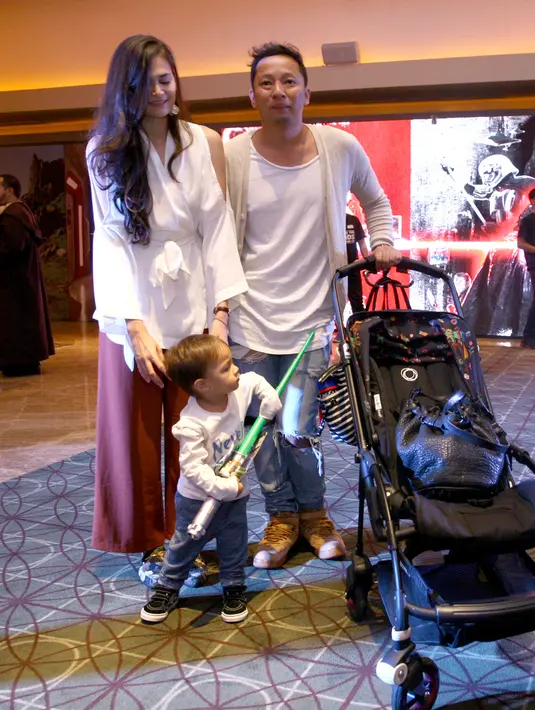 Ringgo Agus Rahman dan Sabai Morshek memiliki seorang anak dari pernikahannya. Meski keduanya besar di dunia entertainment, kedua pasangan ini tidak ingin anaknya mengikuti jejaknya. (Nurwahyunan/Bintang.com)