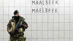 Seorang petugas bersenjata melakukan penjagaan di Stasiun Metro Maelbeek di Brussels, Ibu Kota Belgia, Senin (25/4). Stasiun kereta metro tersebut akhirnya dibuka kembali setelah serangan bom 22 Maret 2016 lalu yang menewaskan 35 orang. (JOHN Thys /AFP)