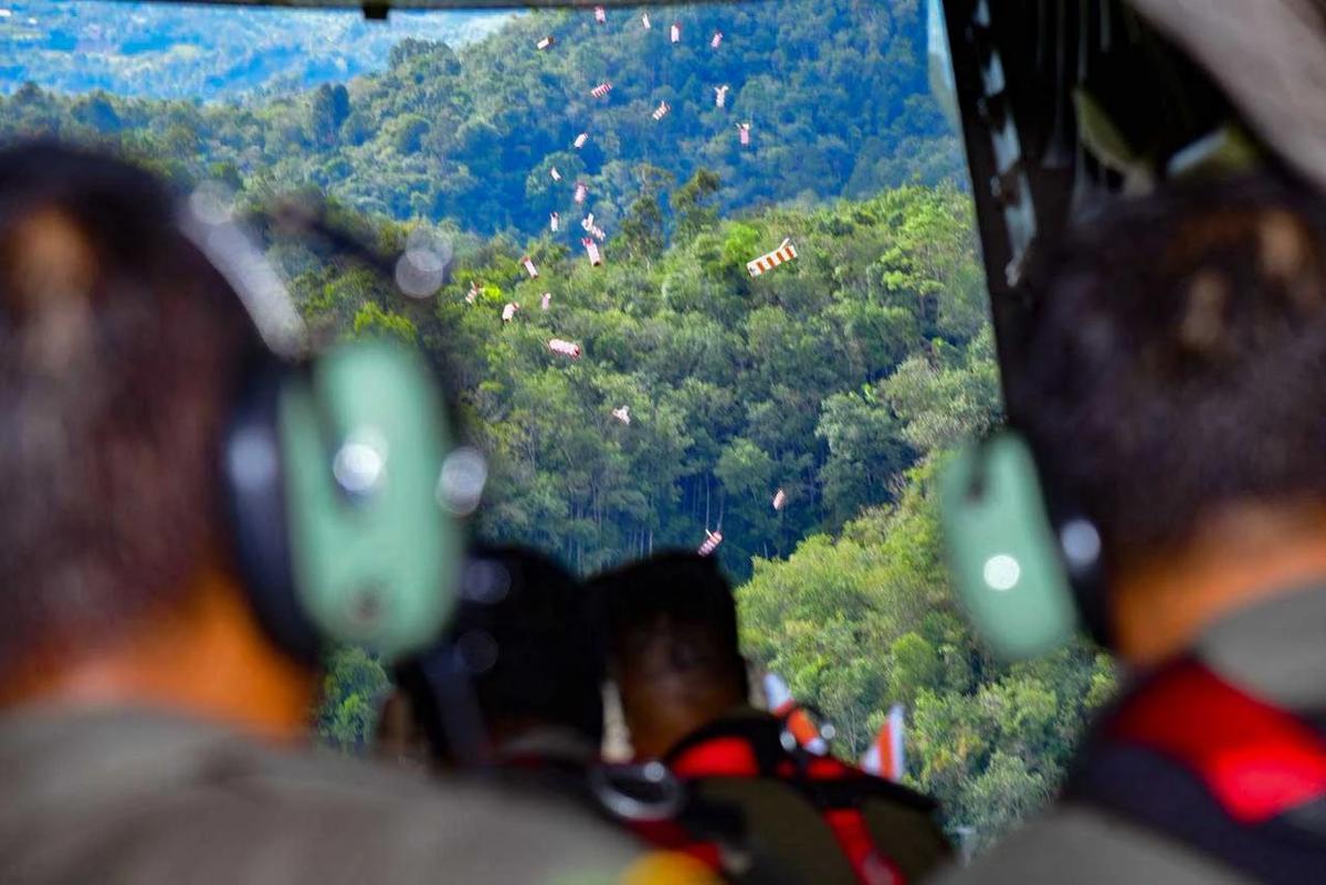 FOTO: Heli Box Jadi Andalan Kirim Bantuan Bencana Sumatera ke Wilayah Sulit Dijangkau