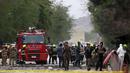 Suasana di sekitar lokasi bom di dekat gedung Kedubes AS di Kabul, Afghanistan, Rabu (3/5). Serangan bom tersebut menewaskan delapan warga sipil dan menyebabkan 25 lainnya luka-luka. (AP Photos / Massoud Hossaini)