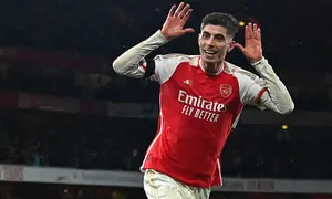 Kai Havertz berhasil membungkam kritik setelah kepindahan dari Chelsea dengan harga mahal. Havertz kini sudah dianggap sebagai pemain penting bagi tim asuhan Mikel Arteta. Setelah menjadi pemain inti reguler, Havertz sangat pantas untuk mengenakan nomor punggung 10 di Arsenal. (Glyn KIRK / AFP)