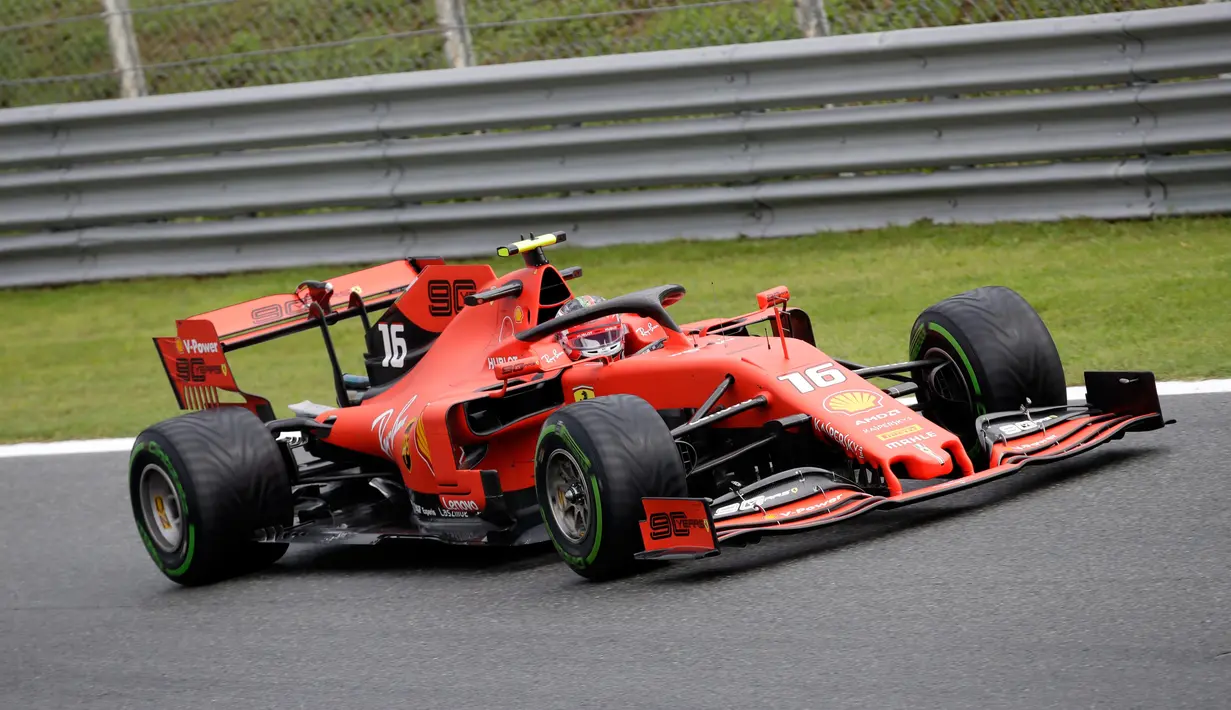 Pembalap Ferrari Charles Leclerc memacu mobilnya saat free practice 1 (FP1) F1 GP Italia di Sirkuit Monza, Jumat (6/9/2019). Charles Leclerc menjadi yang tercepat di FP1 F1 GP Italia dengan mencatatkan waktu 1 menit 27,905 detik. (AP Photo/Luca Bruno)