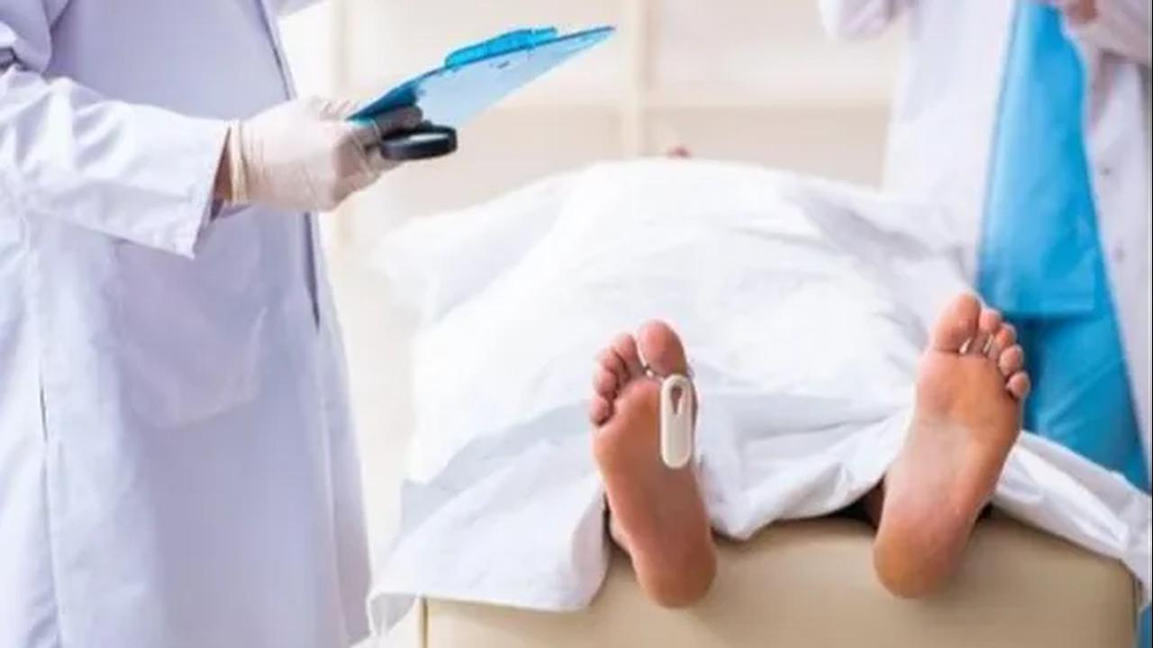 Tidak hanya soal perut, Ia juga bercerita mengenai luka pada leher yang diderita sang anak. Meski terlihat menyakitkan, namun wajah putrinya seperti orang yang tengah tersenyum.