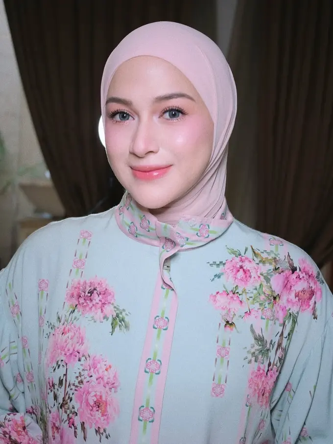 Barbie Vibes di Hari Raya, Makeup Pink Romantis Nina Zatulini Bikin Pangling