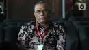 Rektor IAIN Ambon, Hasbullah Toisuta berada di ruang tunggu sebelum menjalani pemeriksaan di Gedung KPK, Jakarta, Jumat (15/11/2019). Hasbollah Toisuta diperiksa dalam penyidikan kasus sengketa lahan pembangunan Kampus. (merdeka.com/Dwi Narwoko)