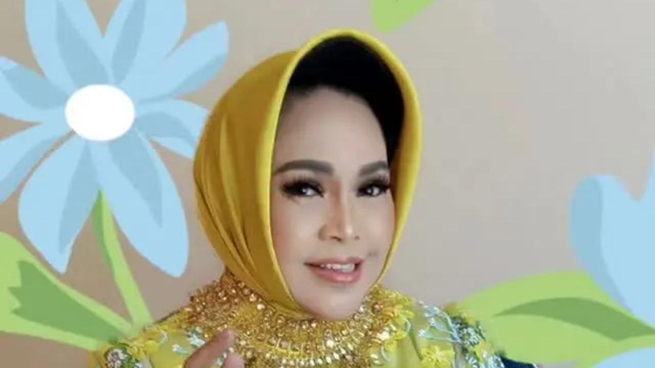8 Model Gamis Brokat Hetty Koes Endang, Elegan di Setiap Momen