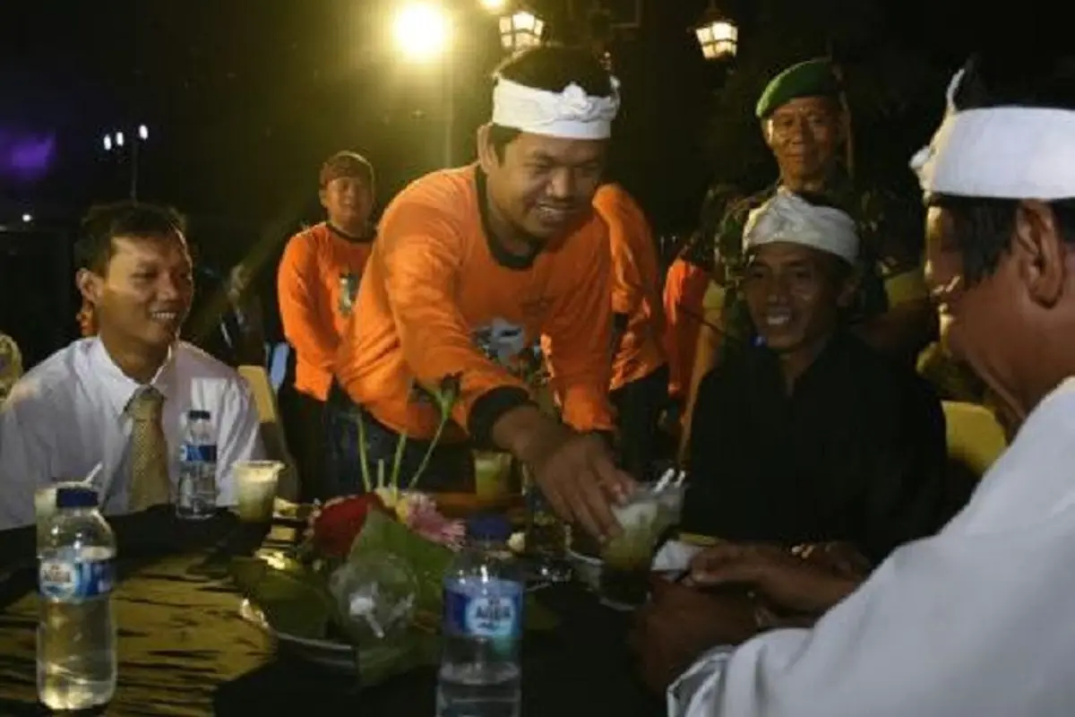 Tahun Baru, Pejabat Purwakarta Ambil Alih Tugas Tukang Sapu
