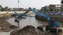 Eksavator amphibi digunakan untuk melakukan proses pengerukan endapan tanah di aliran Sungai Ciliwung, Jakarta, Selasa (28/7/2020). Pengerukan endapan ini untuk memperlancar aliran air Sungai Ciliwung serta upaya pencegahan banjir saat musim hujan. (Liputan6.com/Helmi Fithriansyah)