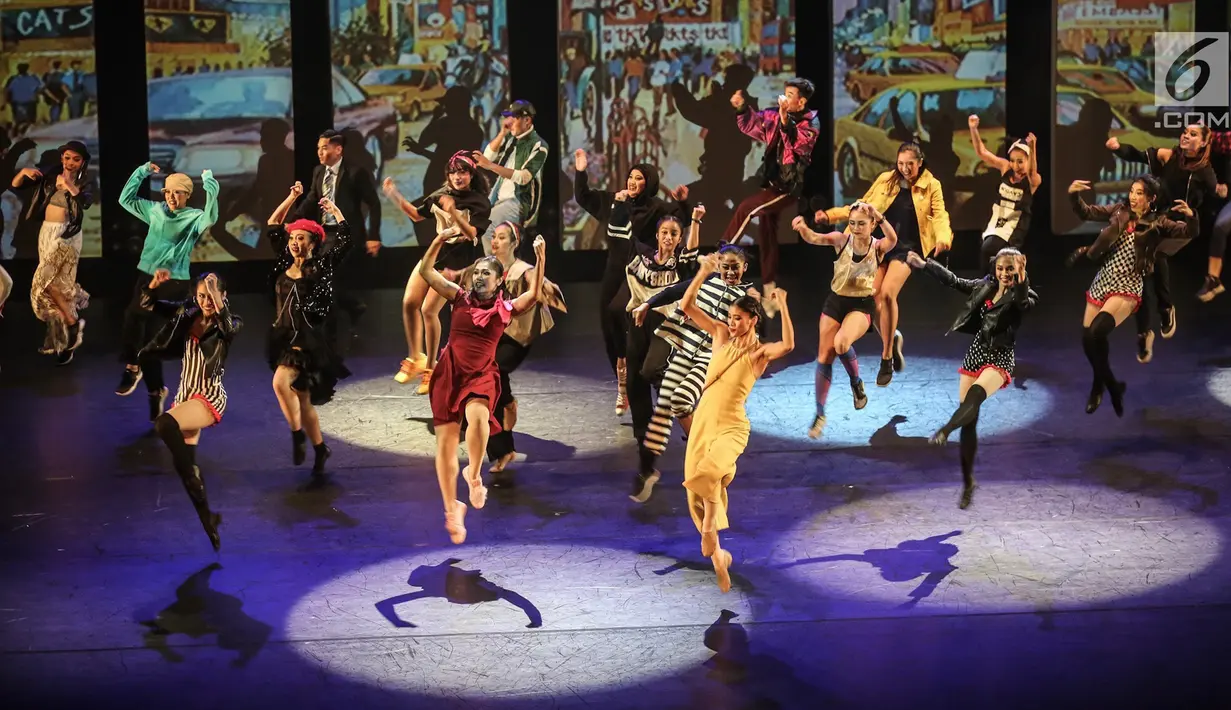 Pebalet Namarina Youth Dance (NYD) mementaskan karya bertajuk Anantari di Teater Jakarta, Taman Ismail Marzuki, Jakarta, Jumat (23/11). NYD yang berdiri pada tahun 2006 telah menghasilkan 12 karya pementasan. (Liputan6.com/Fery Pradolo)