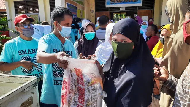 Bakti sosial alumni Smansa Kota Kendari angkatan tahun 1990, saat menggelar kegiatan amal di Kota Kendari.(Liputan6.com/Ahmad Akbar Fua)