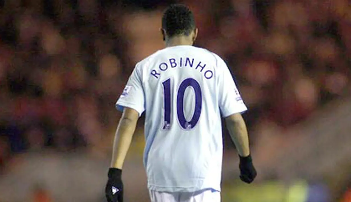 Manchester City's Robinho walks during the Middlesbrough versus Manchester City premiership match in Middlesbrough, on October 29, 2008. AFP PHOTO/CRAIG BROUGH