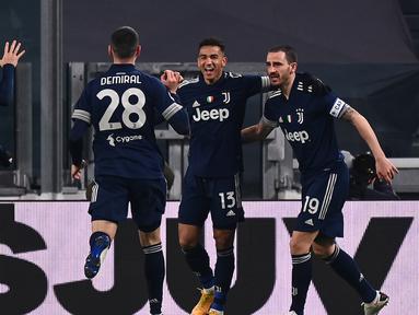 Para pemain Juventus merayakan gol pertama yang dibuat bek Danilo (kedua dari kanan) ke gawang Sassuolo dalam laga lanjutan Liga Italia Serie A 2020/21 pekan ke-17 di Juventus Stadium, Minggu (10/1/2021). Juventus menang 3-1 atas Sassuolo. (AFP/Marco Bertorello)