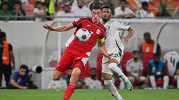 Pemain Timnas Indonesia, Jay Idzes, berebut bola dengan pemain Arab Saudi, Aiman ​​Yahya, pada laga Grup B putaran keempat Kualifikasi Piala Dunia 2026 Zona Asia di King Abdullah Sports City Stadium, Jeddah, pada Kamis (9/10/2025) dini hari WIB. (AP Photo)