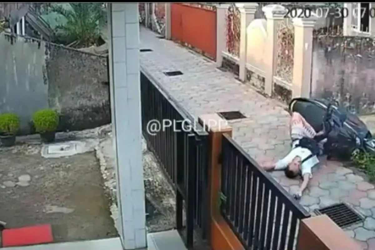 Dilansir akun Instagram @agoez_bandz4, terlihat pemotor NMax tak langsung berdiri sesaat setelah terjatuh.