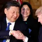 Presiden AS, Donald Trump menjabat tangan Presiden China, Xi Jinping saat jamuan makan malam di resor Mar a Lago, Florida, Kamis (6/4). Kedua pemimpin negara tersebut diagendakan akan menghabiskan waktu bersama secara privat. (AP Photo/Alex Brandon)