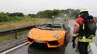 Aventador berwarna oranye ini mengalami overheat saat dipacu di jalan bebas hambatan.